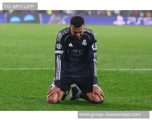 皇马反击机会错失姆巴佩禁区前射门偏离目标成高射炮