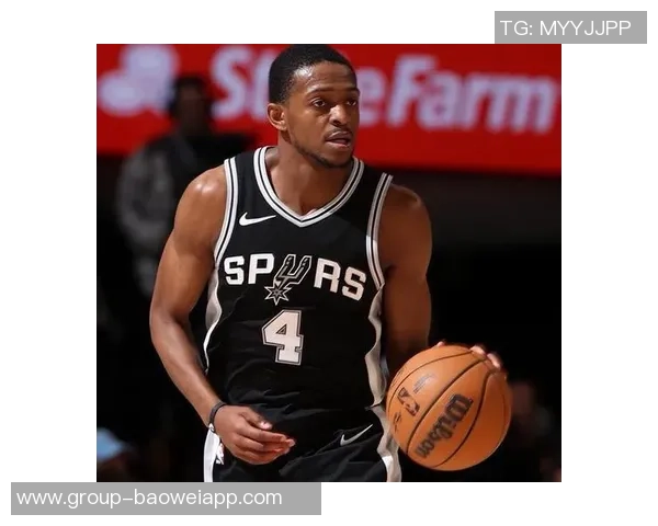 福克斯半场火力全开11投6中斩获15分4篮板4助攻表现出色 福克斯半场火力全开11投6中斩获15分4篮板4助攻表现出色